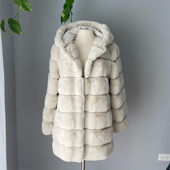 BCBGMaxAzria Jackets & Blazers - BCBGMAXAZRIA Cream Faux Fur Hooded Coat Size S